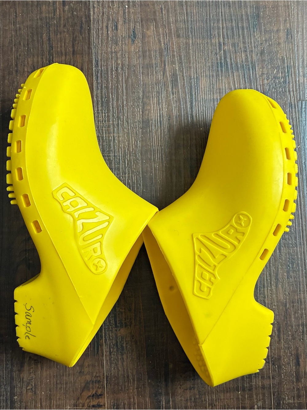 CaliZup Men's Yellow Slip-On Clogs